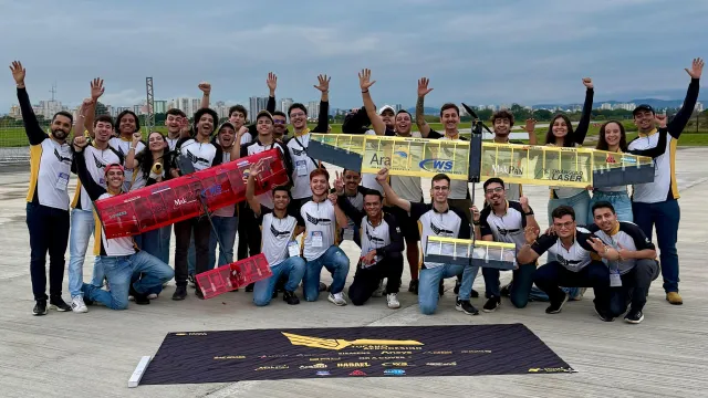 Estudantes e aviões da Tucano Aerodesign