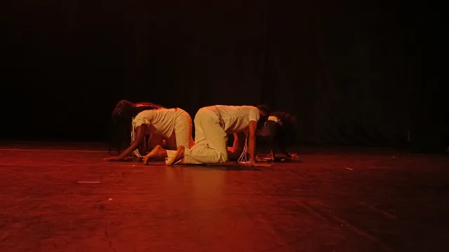 Duas pessoas encenando