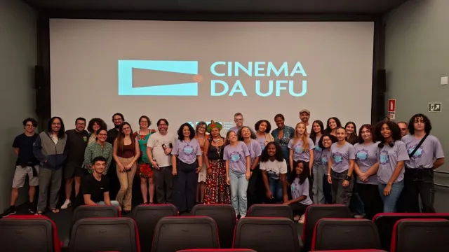 Foto dos estudantes reunidos no Cinema da UFU 