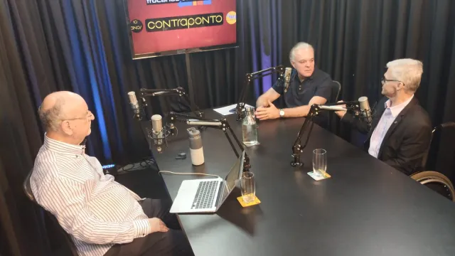 Márcio Alvarenga (à esquerda da mesa), prefeito Paulo Sérgio (ao fundo, à direita) e reitor Carlos Henrique de Carvalho (à direita, em primeiro plano)