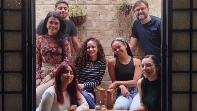 Túlio Daniel, Diélen Borges, João Damasio, Maria Medeiros, Thamires Dantas, Maria Eduarda Amorim e Aléxia Vilela, que estão na foto, além de Marco Cavalcanti, fizeram parte da Divisão de Divulgação Científica da UFU em 2025 (Foto: Arquivo pessoal)