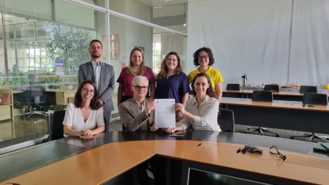 Representantes da UFU e do Instituto Algar com o contrato de parceria assinado