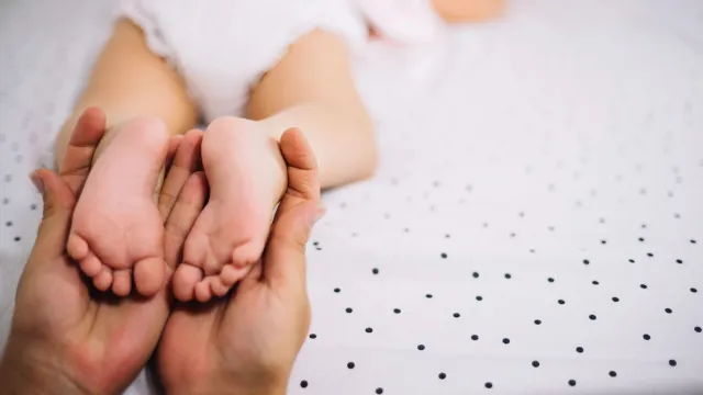 Foto ilustrativa com pés de bebês