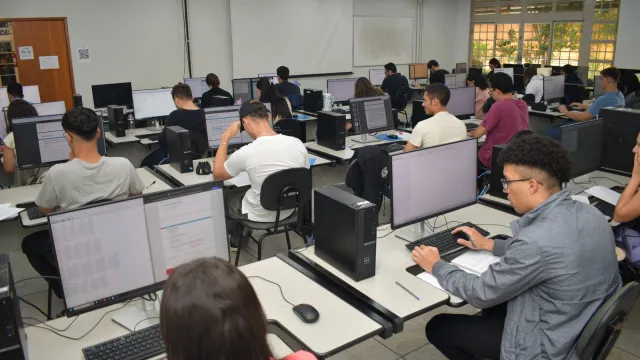Estudantes do curso de Engenharia da Computação em atividade no Laboratório de Informática