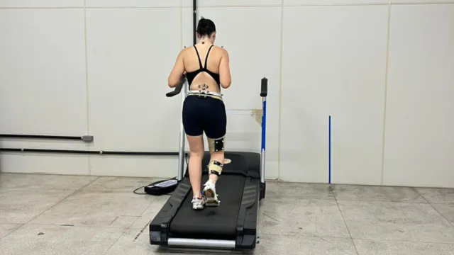 Mulher correndo em esteira