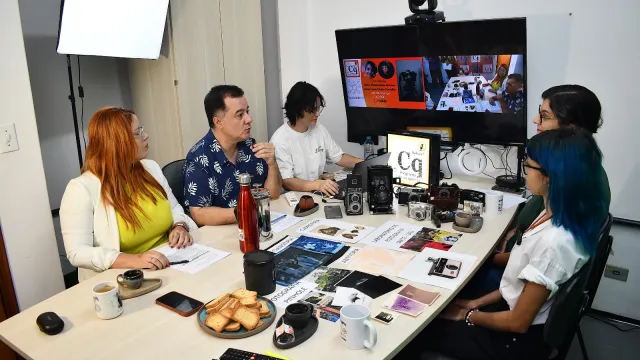 Participantes do projeto 'Café na química' durante a gravação de um dos episódios