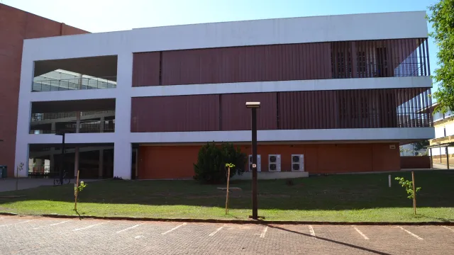 Foto da fachada do Bloco 5S, no Campus Santa Mônica