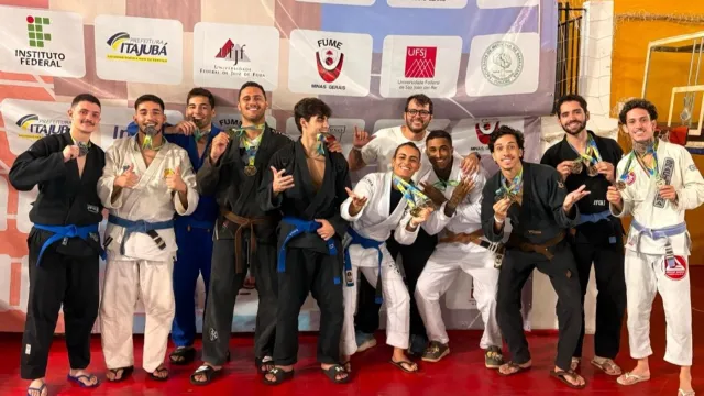 Atletas do jiu-jitsu da UFU, que competiram o JUMs 2026 pela universidade, com suas respectivas medalhas