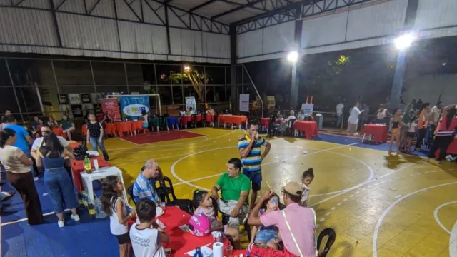 Foto em plano geral do evento "UFU Pela Cidade", em um ginásio localizado em Ituiutaba. 