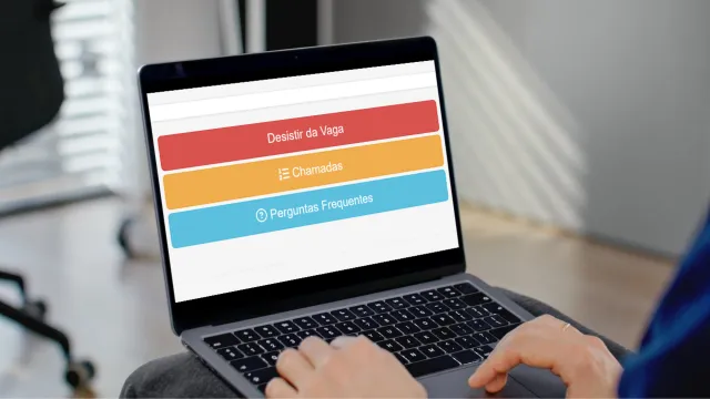 Notebook aberto apresentando o botão de "desistir da vaga"