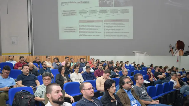 Montagem com duas fotos do evento