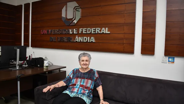Irmã Ilar sentada na recepção do gabinete da reitoria