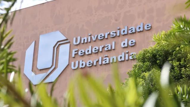 Fachada com letreiro da Universidade Federal de Uberlândia