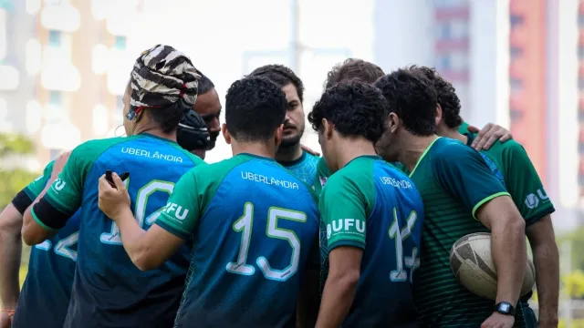 Jogadores do UFU Rugby reunidos em círculo