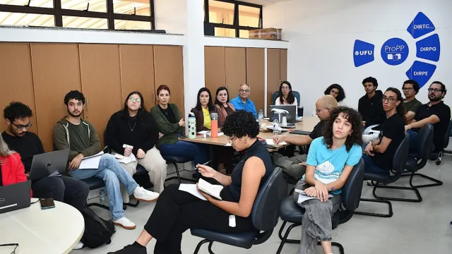 Foto da reunião com estudantes e gestores ao redor da mesa
