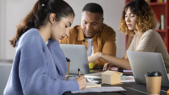 Três pessoas estudando