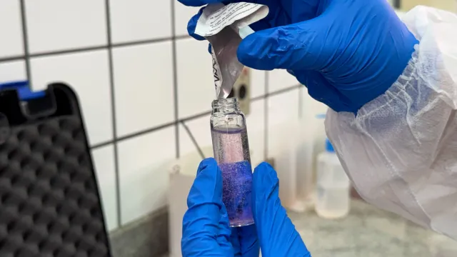 Análise da quantidade de cloro presente na água de uma torneira do Laboratório de Qualidade da Água no campus Santa Mônica.