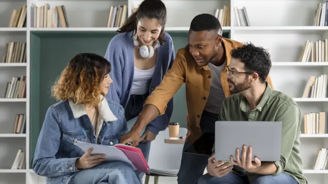 Estudantes conversando entre si 