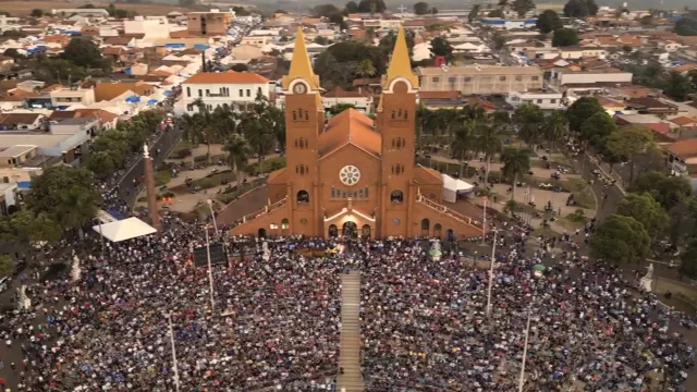 Celebração em frente ao Santuário Basílica de Nossa Senhora da Abadia, em Romaria, em 2025 
