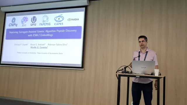 Murilo apresentando a pesquisa