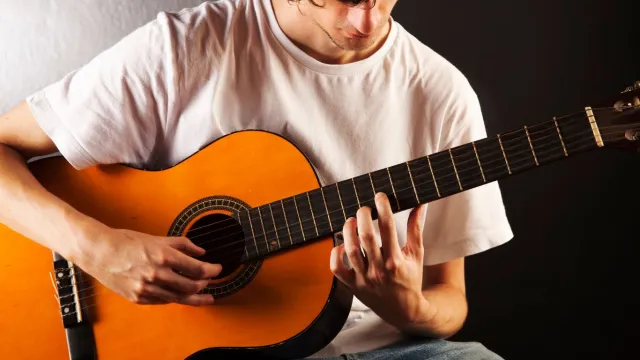 Pessoa tocando violão