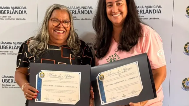 Imagem com Karina do Valle e Geralda de Lourdes Caetano segurando seus respectivos certificados