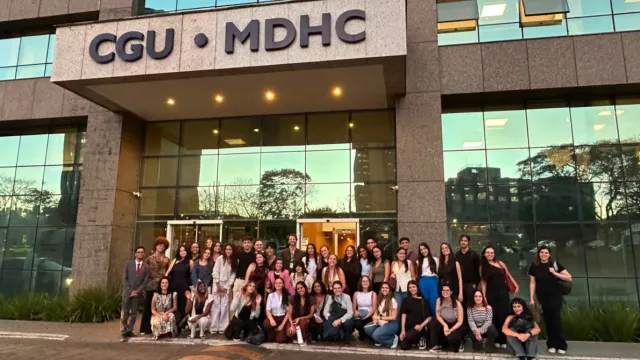 equipe ufu em frente ao mdhc em Brasília