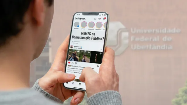 Homem olha para o celular e pesquisa sobre memes