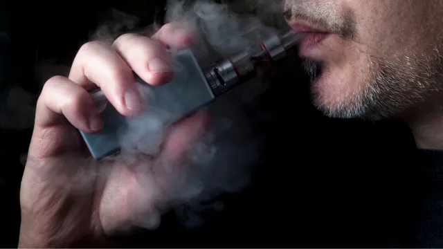 Pessoa fumando um cigarro eletrônico. (Foto: Canva Imagens)
