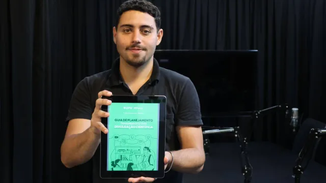 pesquisador com seu e-book