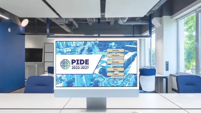 Imagem de monitor de computador com imagem da página inicial do Pide 2022-2027