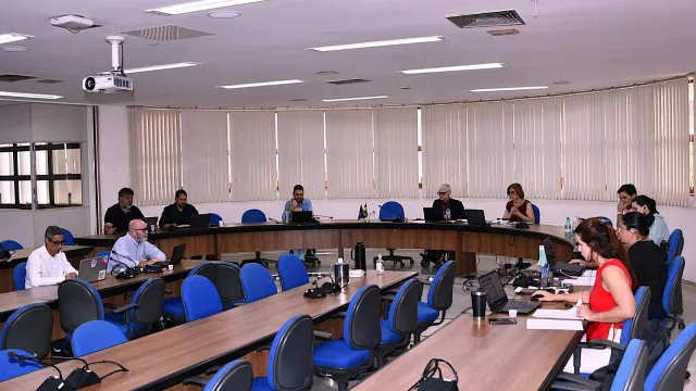 Imagem da equipe que conduziu a reunião, na Sala dos Conselhos Superiores