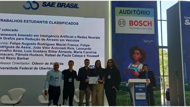 Equipe da UFU durante a premiação 