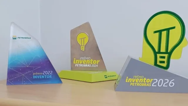 Troféus do Prêmio Inventor Petrobras de 2022, 2024 e 2026