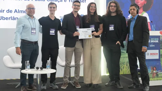 Equipe da UFU durante a premiação 
