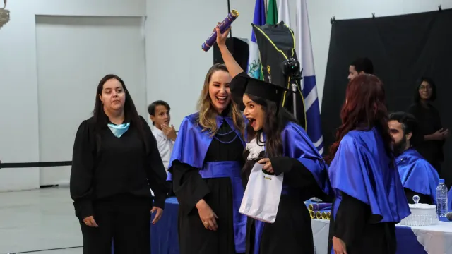 menina segurando o capelo