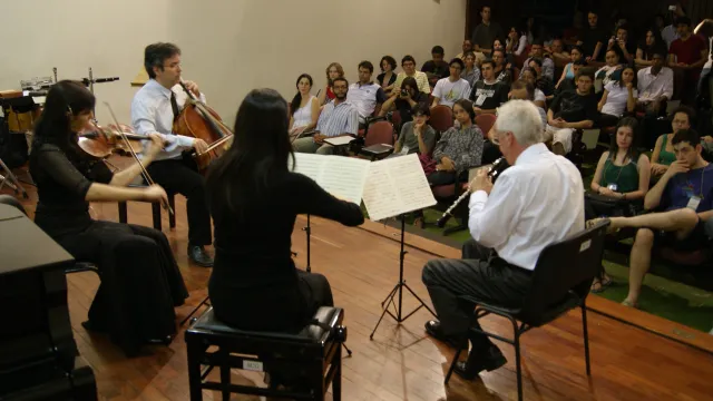 pessoas tocando instrumentos musicais