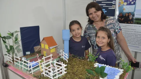 Estande de trabalhos dos alunos  (Foto: Milton Santos)