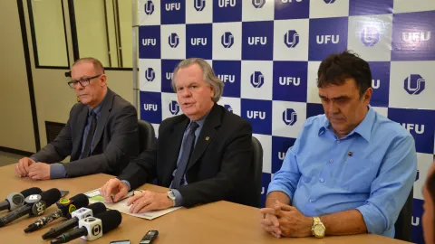 Coletiva aconteceu na manhã de terça-feira, dia 10 (Foto: Milton Santos)