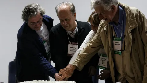 24/7 - Ildeu Moreira, Renato Janine Ribeiro, Helena Nader e Ennio Candotti: presidentes de honra da SBPC  (Ribeiro é o atual presidente) em comemoração aos 75 anos da instituição (foto: Marco Cavalcanti/UFU) 