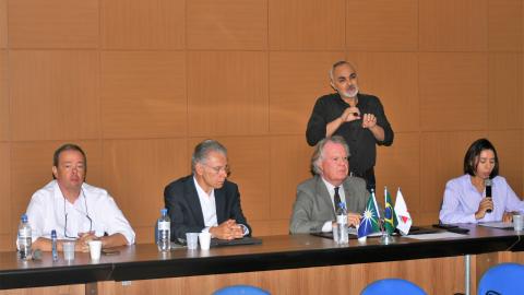 UFU promove debate sobre a importância do regime democrático (Milton Santos)