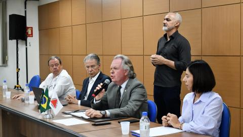 UFU promove debate sobre a importância do regime democrático (Milton Santos)