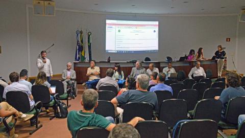 Docente do Instituto de Biotecnologia (Ibtec) e assessor da Reitoria, Matheus de Souza Gomes, apresenta ao Condir demandas de expansão do campus discutidas em Audiência Pública com a comunidade local