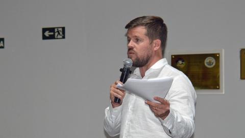 Prof Matheus Gomes durante apresentação ao Condir