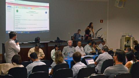 Servidores docentes e técnicos administrativos durante reunião do Condir em Patos de Minas