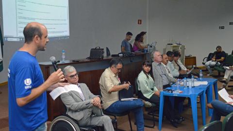 Conselheiro Diego de Sousa Bernardes, representante dos técnicos administrativos, apresenta ao Condir demandas discutidas com os pares, em Patos de Minas