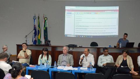 Pró-reitor de Planejamento e Administração, Darizon Andrade, fala aos membros do Condir 