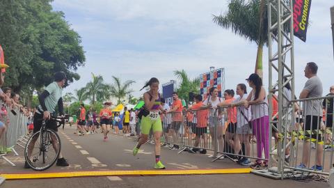Missão cumprida: atletas cruzando a linha de chegada. (Foto: Hermom Dourado) 