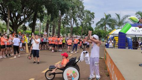 João (cadeirante) e Clóvis são aplaudidos pela brilhante participação nos 10 km. (Foto: Hermom Dourado)