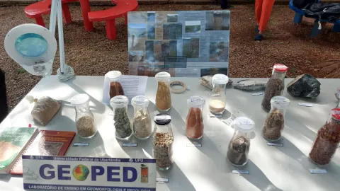 Fragmentos geológicos expostos sobre uma mesa